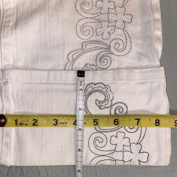 Crisp White Daisy Fuentes moda size 8 capris with embroidered stitching. - Picture 3 of 8